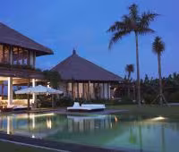 Villa Shalimar, Pool bei Nacht